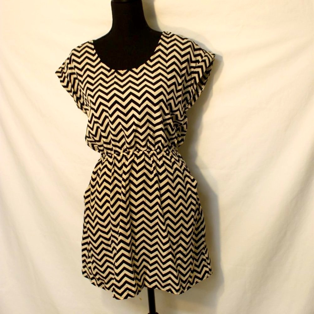 Candies Black & Ivory Chevron T-Shirt Dress Woman Size Medium Short Sleeve Open - Picture 8 of 10